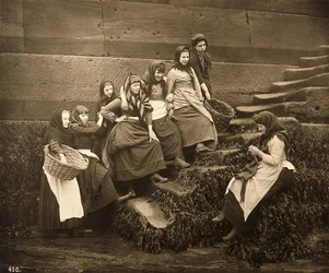 Mujeres esperando la pesca del día, Puerto de Whitby, North Yorkshire, c.1899