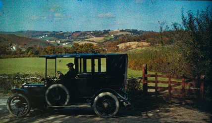 Autocromo en color temprano hacia 1916. Hombre en un coche, tal vez el fotógrafo en Inglaterra,...