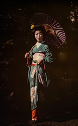 Mujer japonesa sosteniendo una sombrilla y vistiendo un kimono, autocromo temprano en color, c.1916 (foto)