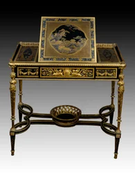 Mesa de escritura en madera lacada por Francois Remond (1747-1812) (orfebre) y Adam Weisweiler (1744-1820) en madera y bronce del gabinete de la Reina María Antonieta en Saint Cloud. 1784 París. Museo del Louvre