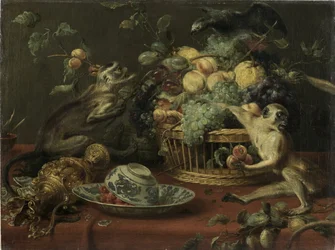 Monos y loro cerca de una cesta de fruta