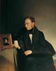 El pintor Franz Wipplinger mirando el retrato en miniatura de su hermana fallecida