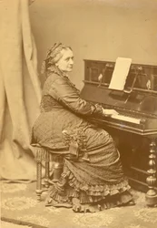 Retrato de Clara Wieck-Schumann 1819-1896 al piano, ca 1878