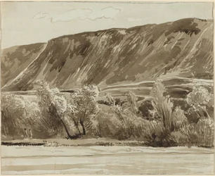 Una orilla del río con montañas al fondo