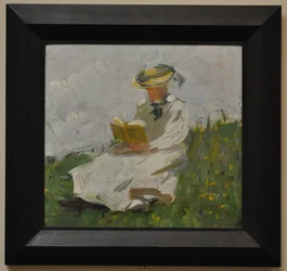Mujer leyendo en el verde