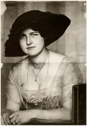 María con un sombrero oscuro