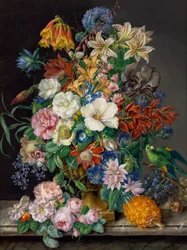 Pieza floral con piña, uvas y loro