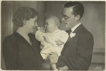 Retrato de Juliana, Reina de los Países Bajos, Bernhard van Lippe-Biesterfeld y Beatriz, Reina de los Países Bajos