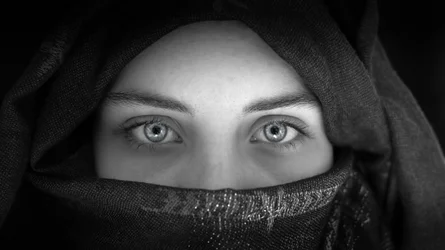 Ojos intensos y velados