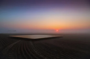 Amanecer en un horizonte brumoso