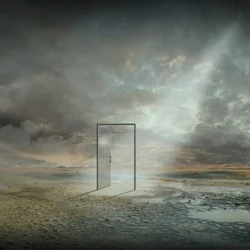 Puerta abierta bajo un cielo tormentoso