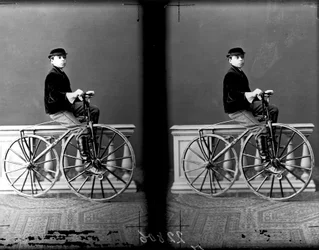 Retrato de un niño pequeño en una bicicleta, Florencia, 1875-76