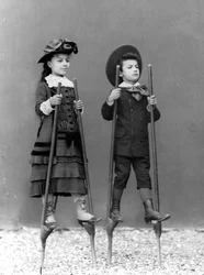 Los hijos de Romualdo Alinari, Adele y Arturo, en zancos, Florencia, c.1875