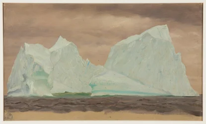 Icebergs bajo cielos nublados