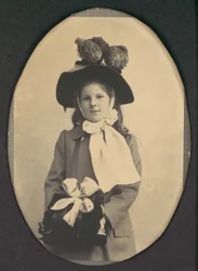[Chica con traje de paseo con sombrero y manguito], 1890s