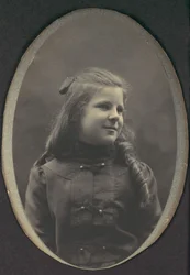 [Niña con Rizos, Medio Cuerpo], 1890s