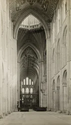 Catedral de Ely: Nave al Este, desde el Arco Octogonal