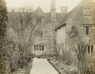 Kelmscott Manor: La fachada del jardín