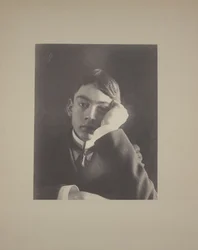 Niño en traje con la mano en la cara, c.1896