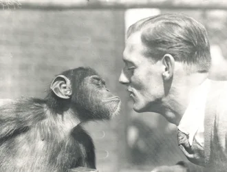 Booboo el chimpancé y John Shelly en el Zoológico de Londres, septiembre de 1927