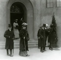 El rey Jorge V y la reina María en el acuario del zoológico de Londres, 1924