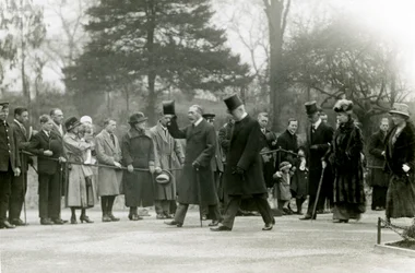 Rey Jorge V saludando a las multitudes en el Zoológico de Londres durante la inauguración del Acuario, abril de 1924
