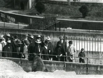 Sir Peter Chalmers Mitchell, con el regente etíope Haile Selassie y su séquito, viendo un oso pardo en las terrazas de Mappin, zoológico de Londres, 1924