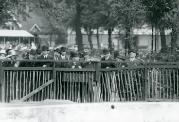 El rey de Italia, Víctor Manuel III, visitando el Zoológico de Londres en 1924