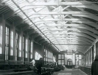 La Casa del León con cinco hombres trabajando en su mantenimiento, Zoológico de Londres, 1926