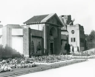 La casa de reptiles del Zoo de Londres en 1928, con parterres formales a lo largo de los senderos hacia la entrada
