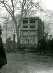 Transportando a la elefanta asiática Lukhi, en una caja de madera, zoológico de Londres, 1923