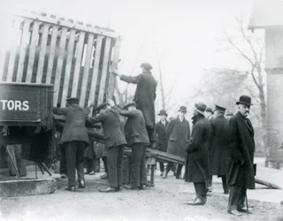 Descarga del rinoceronte indio recién llegado, Zoológico de Londres, 1924