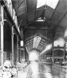 Un pasillo cubierto del mercado central de Les Halles, París, c.1900