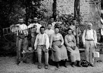 Trabajadores agrícolas y sus herramientas en una granja cerca de Bourmont