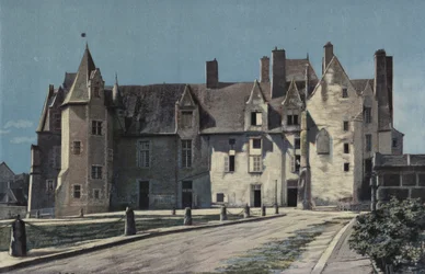 Bauge, Chateau (Hotel de Ville y Gendarmería), Conjunto en la plaza