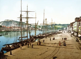 Barcos atracados en Cherburgo con el antiguo fuerte al fondo, 1890-1900