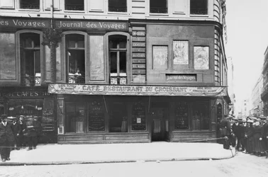 Café du Croissant después del asesinato de Jean Jaurès, esquina de la Rue du Croissant y la Rue Montmartre, París, 1914