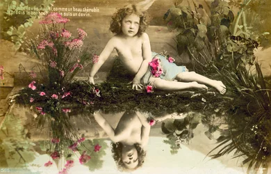 Niño, con reflejo en el estanque