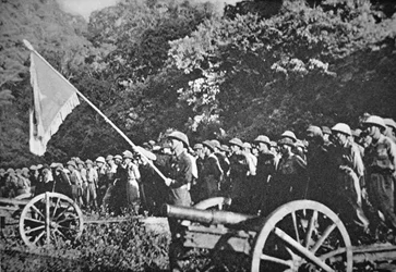 Tropas comunistas del Viet Minh en desfile con artillería de campo ligera, durante el sitio de Dien Bien Phu, noviembre de 1953-mayo de 1954