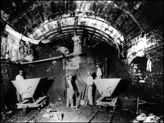 Construcción del metro de París - obras del metropolitano: perforación de túneles en la línea 1 - fotografía
