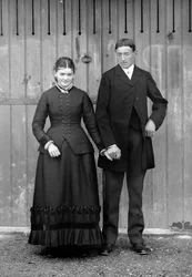 Pareja en domingo para celebrar la primera comunión de su hijo, cerca de Bourmont en Haute-Marne, alrededor de 1880. Colección Ducos.