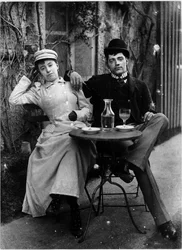 Pareja en la terraza de un café bebiendo absenta - fotografía, circa 1890