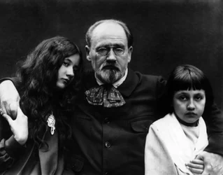 Emile Zola (1840-1902), escritor y periodista francés, en el jardín de Verneuil-sur-Seine (Yvelines) con sus hijos Denise y Jacques.