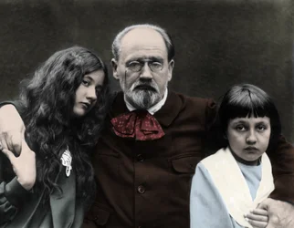 Émile Zola con sus hijas Denise y Jacques en su casa de Verneuil-sur-Seine (foto)