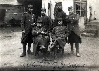 Primera Guerra Mundial (1914-1918): telefonistas y secretarias del Estado Mayor del Coronel Debenedetti (?) granja Laroque cerca de Roye sur Matz (Roye-sur-Matz, Oise). Marzo de 1915