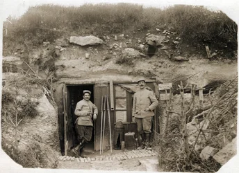 Primera Guerra Mundial (1914-1918): el puesto de mando del Teniente De Benedetti, el secretario a la izquierda, el oficial de batallón a la derecha. Entre ellos, señales de bengalas, periscopio, torpedos. 05/1916