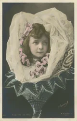 Niña en una flor