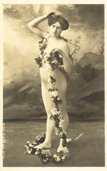 Niña en malla corporal sosteniendo una guirnalda de flores