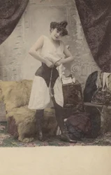 Niña desabrochando su corsé