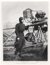 Helene Dutrieu (1877-1961) junto a un avión, antes de 1914